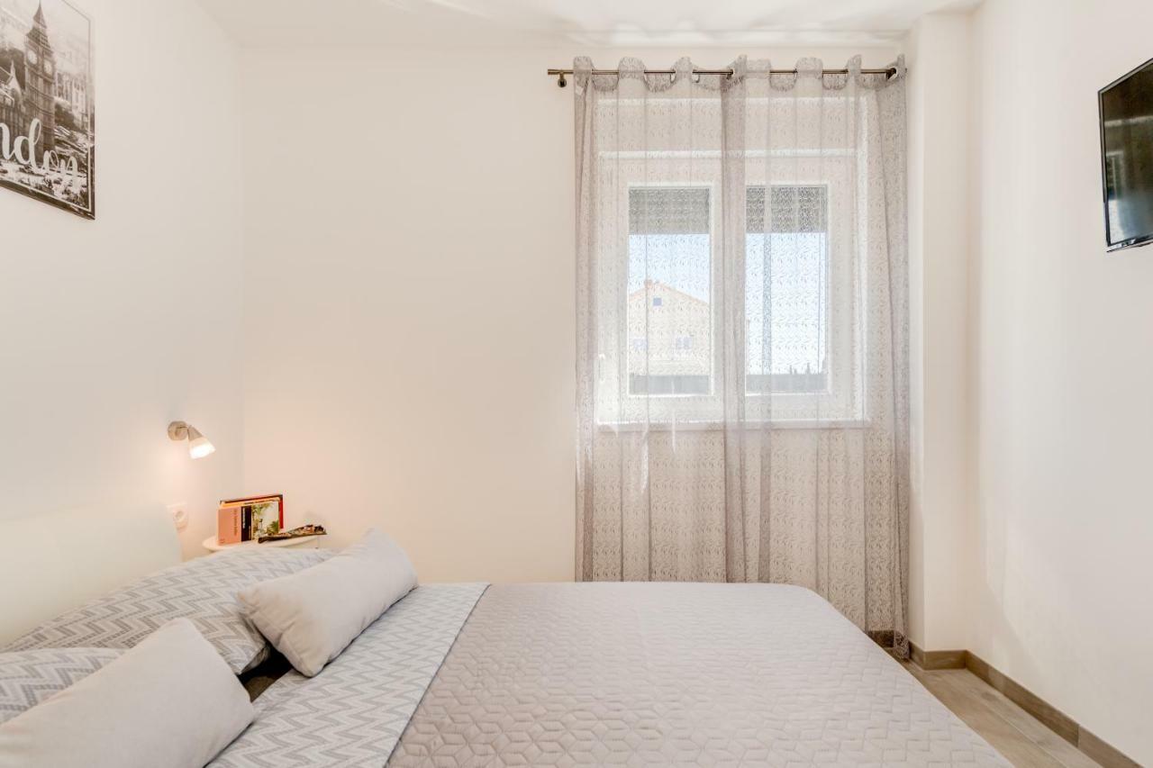 Ferienwohnung La Vie Est Belle Trogir Exterior foto