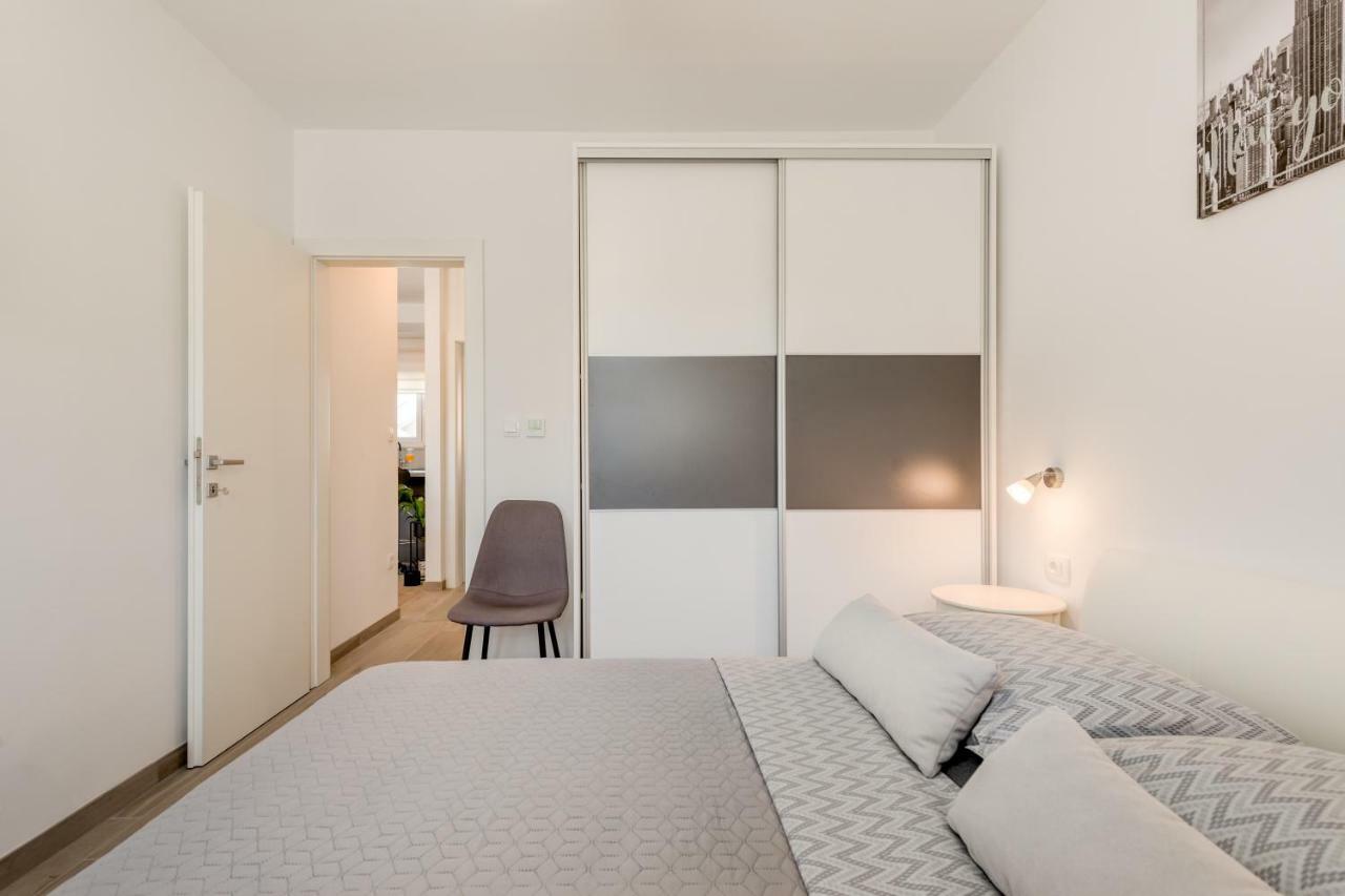 Ferienwohnung La Vie Est Belle Trogir Exterior foto